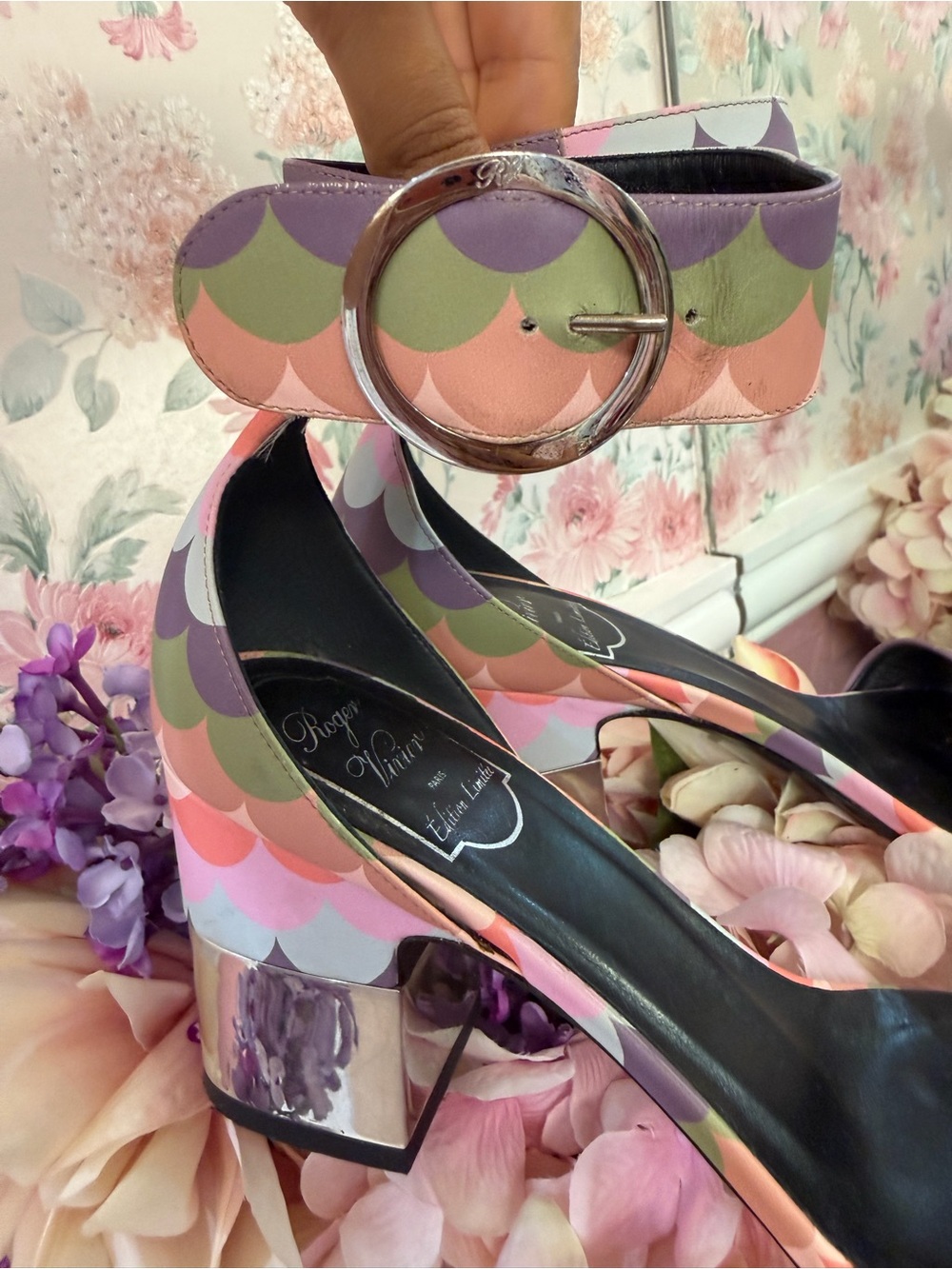 Limited edition Roger Vivier Pastel Scallop Ankle-Strap Sandals - Picture 2 of 6